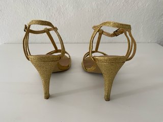 Zapatos de tacón dorados brillantes