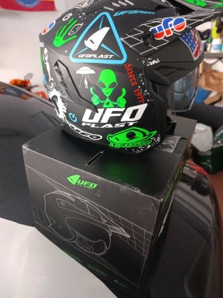 Casco UFO Plast We Believe In Humans