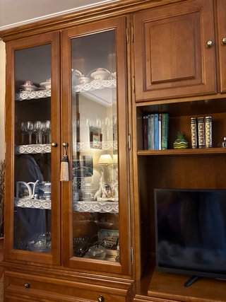 Mueble de salón madera castaño.