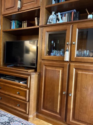 Mueble de salón madera castaño.