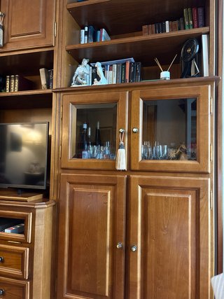 Mueble de salón madera castaño.