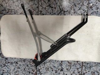 Soporte bicicleta con silla infantil y alforjas