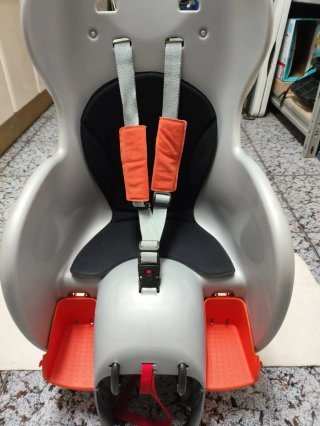 Soporte bicicleta con silla infantil y alforjas