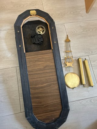 Reloj de péndulo antiguo con espejo