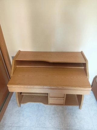 Escritorio de madera con cajones y estantes