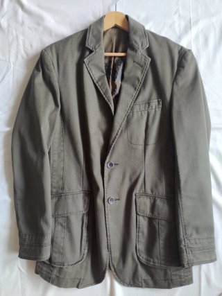 Americana verde militar hombre