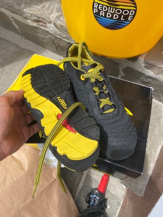 Zapatos de seguridad Diadora negros y amarillos