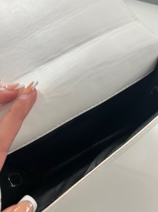 Bolso blanco con cadena dorada