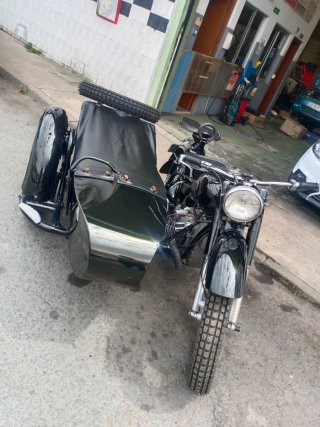 Moto con sidecar negra