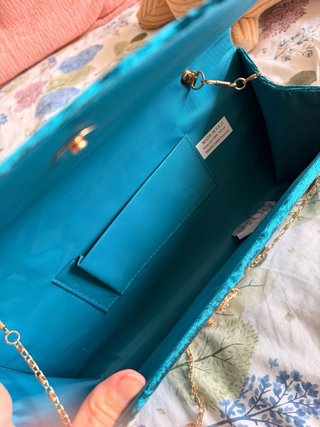 Bolso cartera azul con cadena