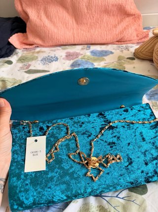 Bolso cartera azul con cadena
