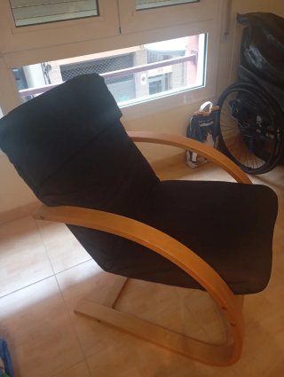 Sillón cómodo tela y madera