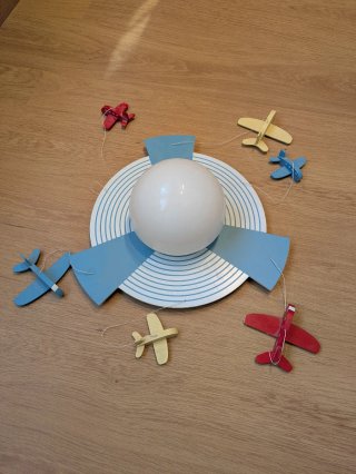 Lámpara infantil con aviones de madera