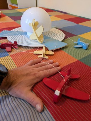 Lámpara infantil con aviones de madera