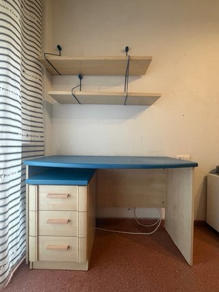 Escritorio completo con cajonera y estantes