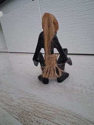 Figura tallada a mano en madera