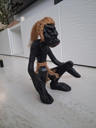 Figura tallada a mano en madera