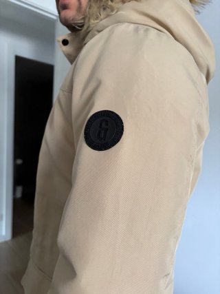 Parka Beige con Capucha y Bolsillos
