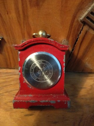 Reloj de mesa rojo pequeño