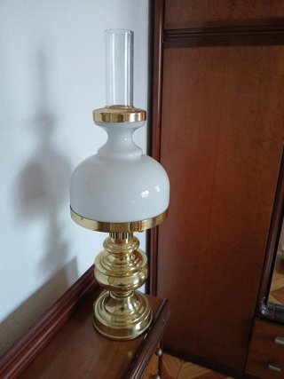 Lámpara de mesa dorada y blanca