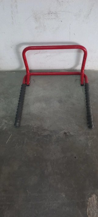 Soporte de pared para bicicleta rojo