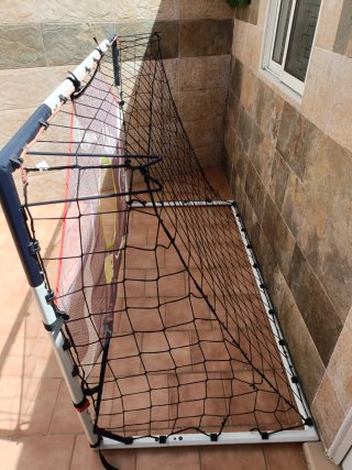 Portería de fútbol con red de puntos