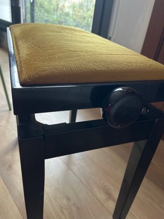 Banqueta de madera tapizada amarilla
