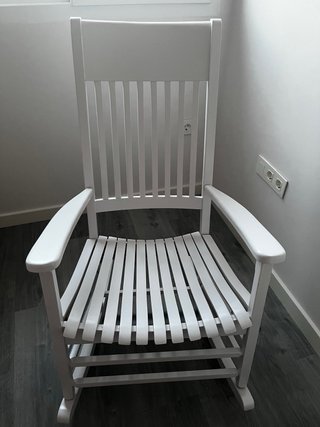 Mecedora de madera blanca en perfecto estado