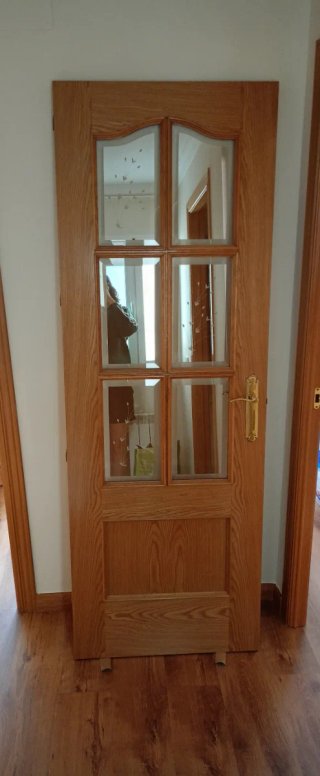Puerta de madera con cristal
