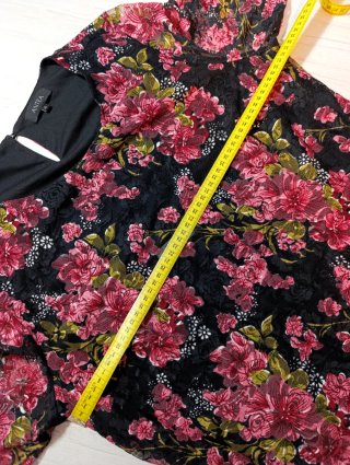Vestido estampado floral negro y rojo