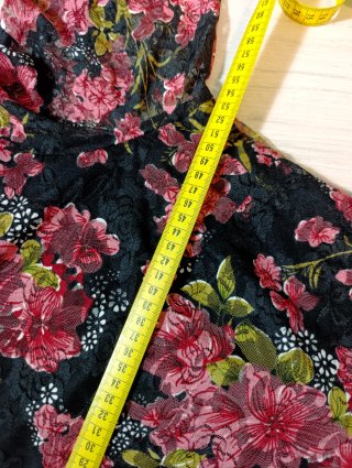Vestido estampado floral negro y rojo