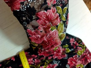 Vestido estampado floral negro y rojo
