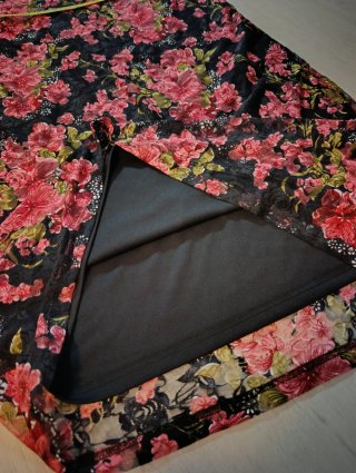 Vestido estampado floral negro y rojo