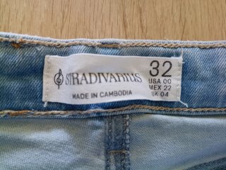 Pantalón vaquero flare desgastado
