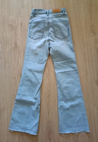 Pantalón vaquero flare desgastado