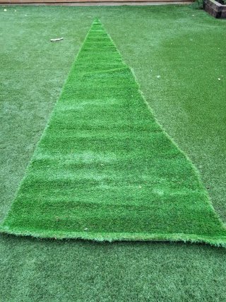 Retal césped artificial verde en forma de cuña.
