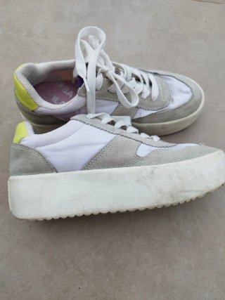 Zapatillas grises y blancas