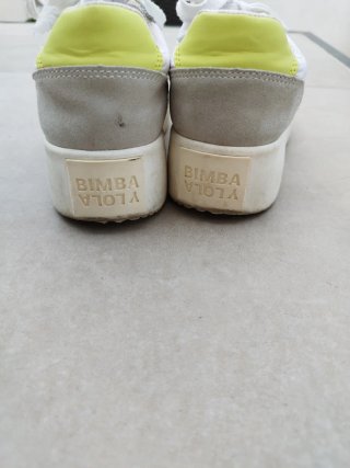 Zapatillas grises y blancas