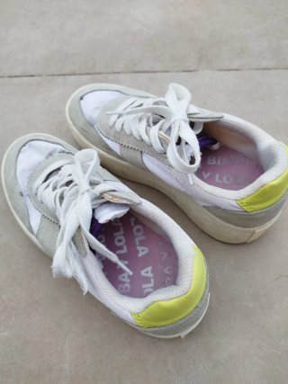 Zapatillas grises y blancas