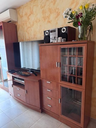 Mueble de comedor de madera y cristal