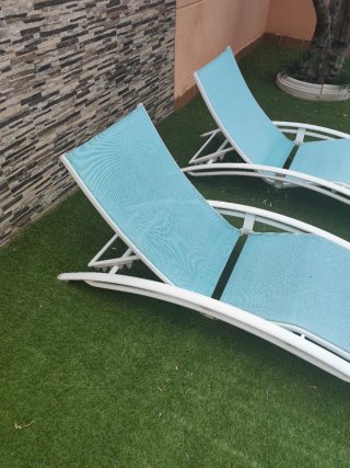 2 Tumbonas Piscina Azul y Blanco