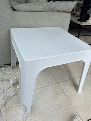 Mesa auxiliar blanca de plástico