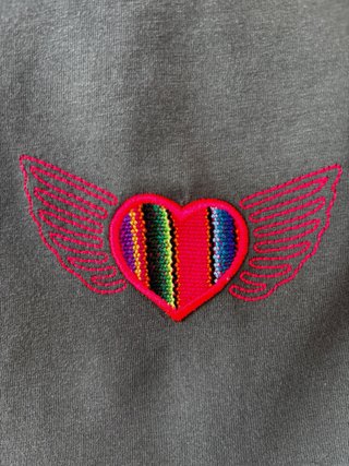 Camiseta verde oliva cropped con corazón y alas