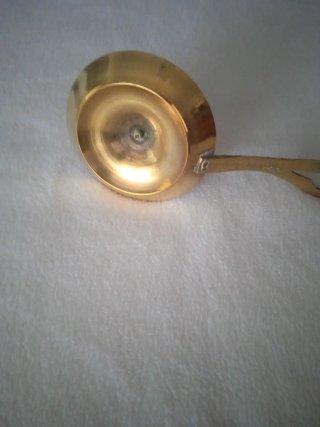 Palmatoria de bronce con asa