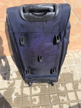 Maleta militar negra con detalles dorados