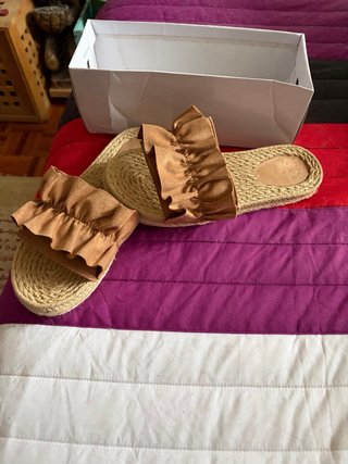 Sandalias planas con volantes