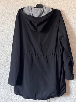 Chaqueta parka negra con capucha