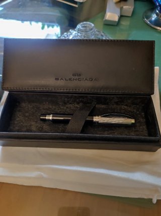 Elegante bolígrafo marca BALENCIAGA