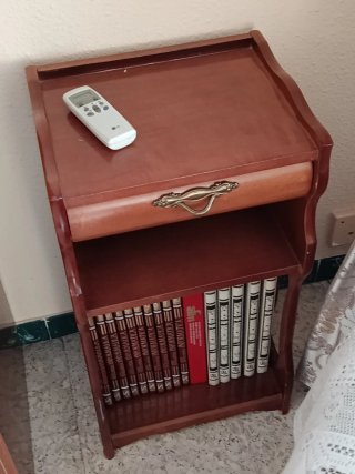 Mesita de noche de madera con cajón