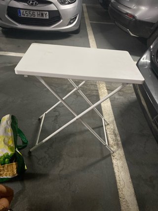 Mesa plegable blanca para terraza